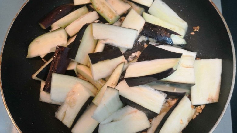 豆腐焖茄子,爆香后,把茄子倒入锅中