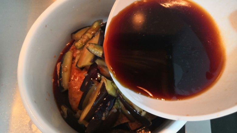 豆腐焖茄子,把搅拌好的料汁,倒入豆腐茄子中