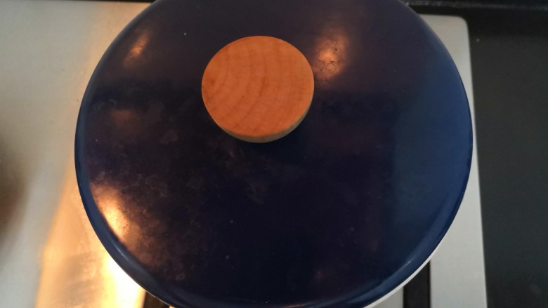 豆腐焖茄子,滚开后,关小火焖5分钟