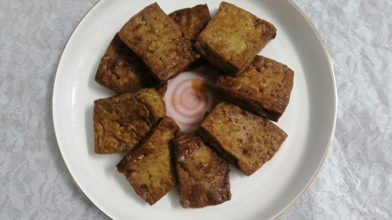 豆腐焖茄子,摆盘时,把豆腐先放在底部