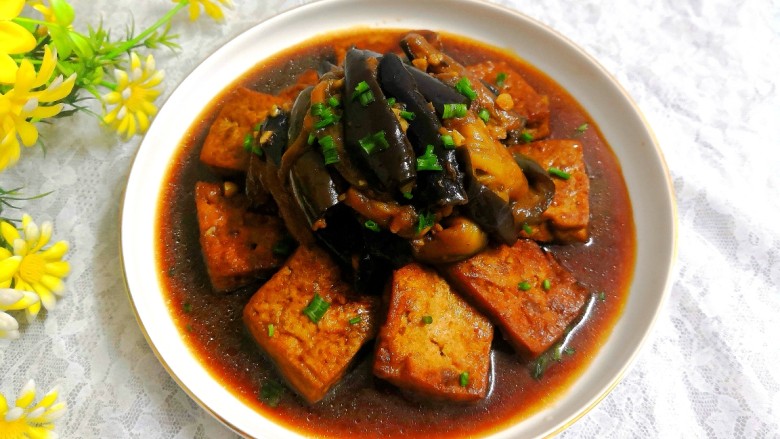 豆腐焖茄子,洒上些葱花,即可上桌
