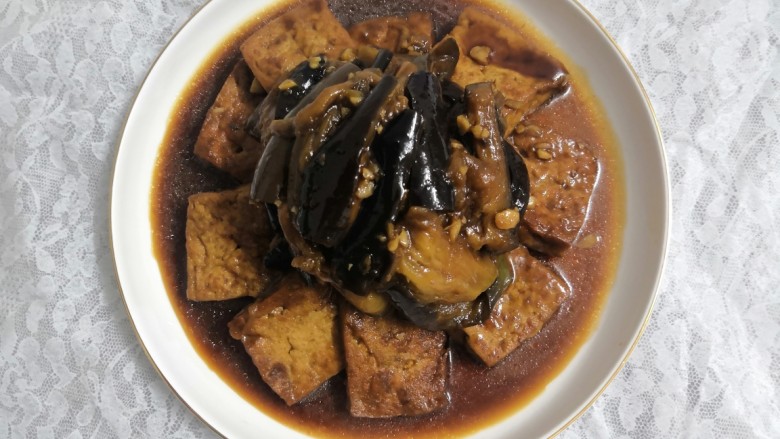豆腐焖茄子,把茄子,放在豆腐中间