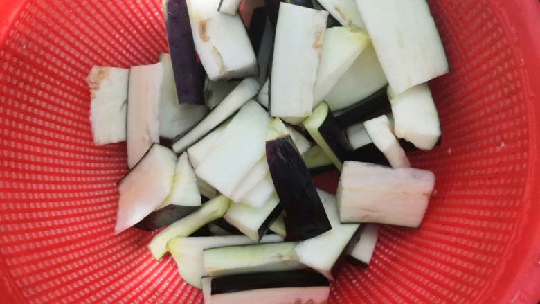 豆腐焖茄子,把茄子,冲洗干净,沥干水份备用