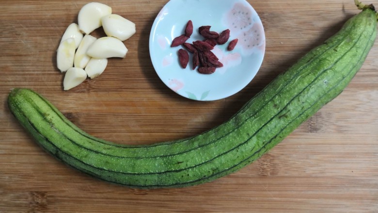 蒜蓉蒸丝瓜,准备好食材