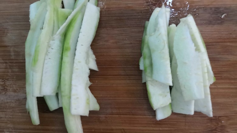 蒜蓉蒸丝瓜,丝瓜洗干净,切成小条