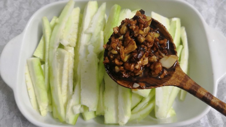 蒜蓉蒸丝瓜,把搅拌好的蒜沫,铺在丝瓜上