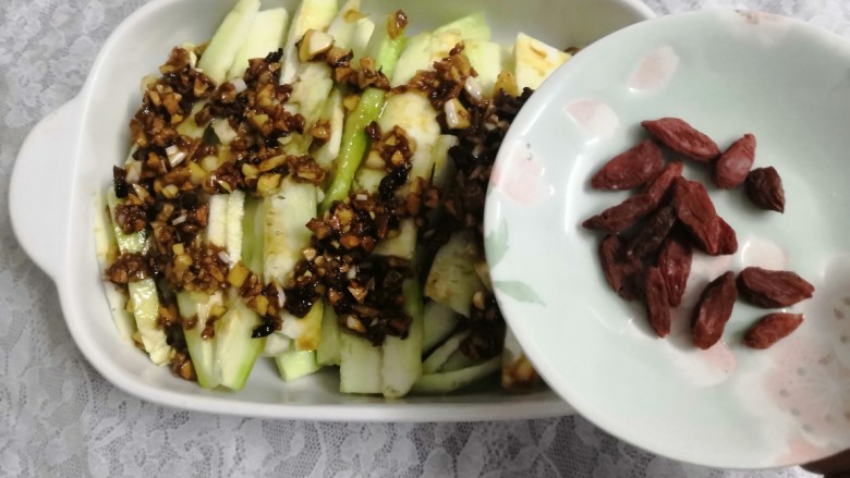 蒜蓉蒸丝瓜,把枸杞,也洒在上面