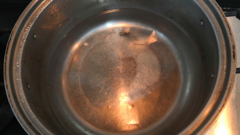 蒜蓉蒸丝瓜,蒸锅中加水,大火烧煮