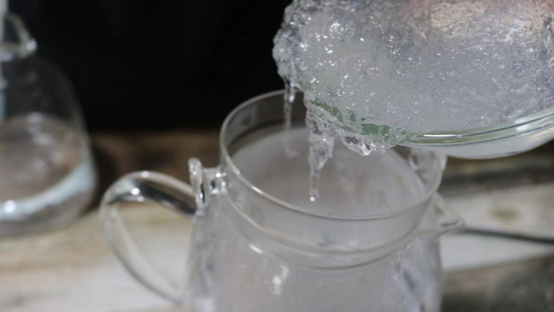 炎炎夏日养颜神器~枸杞红枣炖雪燕,持续饮用让你嫩爆天际,将洗净的雪燕放到炖盅。