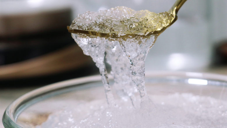 炎炎夏日养颜神器~枸杞红枣炖雪燕,持续饮用让你嫩爆天际,.泡发后的雪燕冲洗干净,杂质可以用镊子夹出,再冲洗干净。