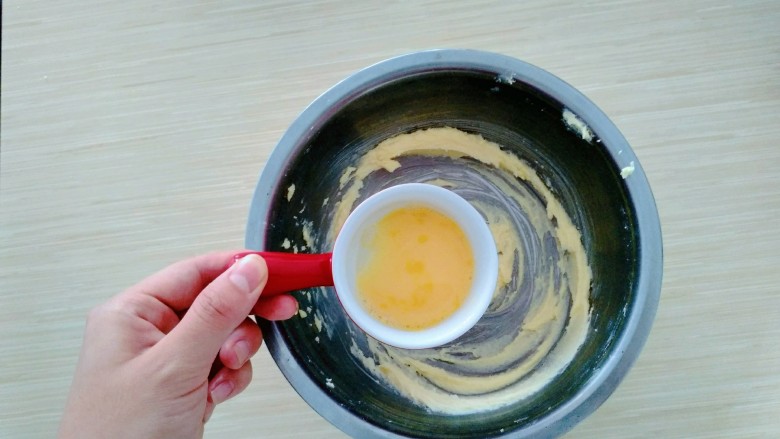蔓越莓奶酥条,5.分两次加入,全蛋液也要室温哦。