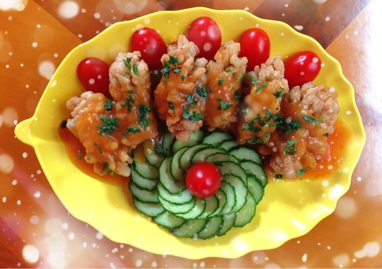 茄汁菊花鱼,最后将炒过的葱姜蒜,加入<a style='color:red;display:inline-block;' href='/shicai/ 788'>生抽</a>,淋在茄汁的上面。最后撒上葱花或切碎的香菜叶就大功告成。