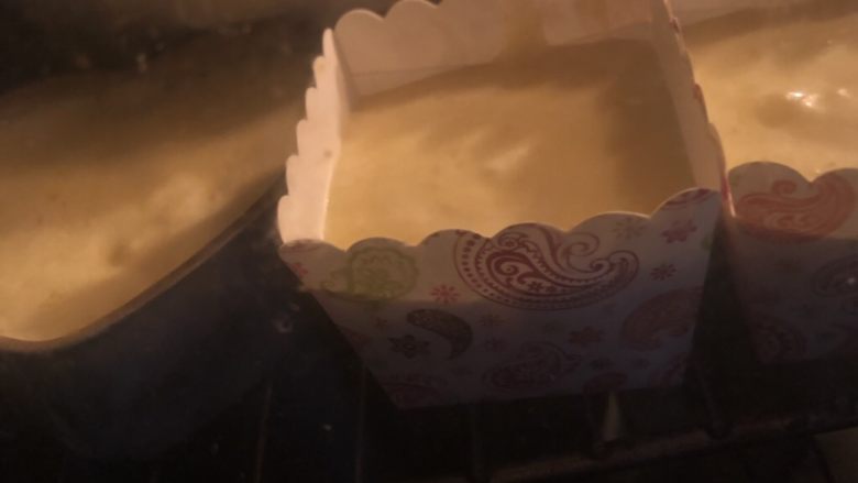 心型轻奶酪蛋糕,烤箱预热150度,最下层的烤盘注入热水,烤网架在烤盘上,隔水来烤,转120度烤40分钟左右。