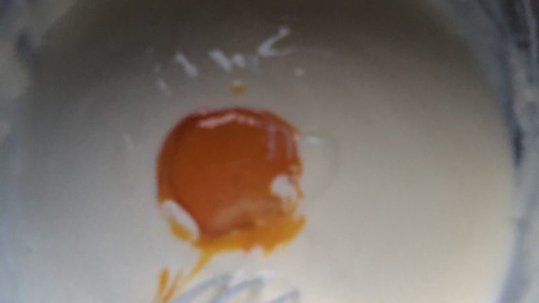 心型轻奶酪蛋糕,关火,从热水锅里取出盆,一次加入一个蛋黄搅拌。