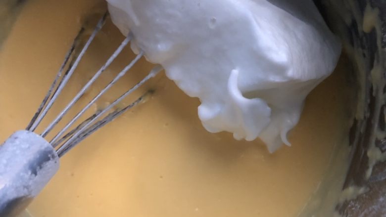 心型轻奶酪蛋糕,取小部分蛋白,放入蛋黄糊中。