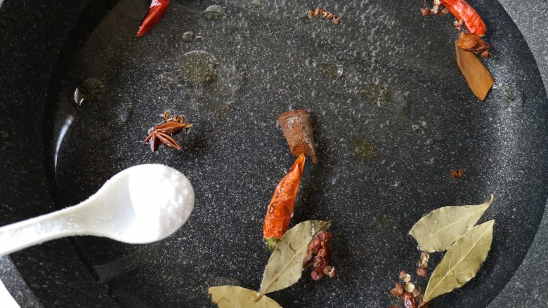香辣毛豆,再加适量盐搅匀。在水里加入盐和食用油可以让毛豆煮出来是绿绿的很有食欲的色泽,这个小妙招使用以后煮毛豆就不会变黄了哦!