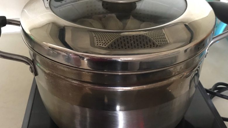 东北酸菜饺子,大火烧开后中火蒸15分钟,关火后焖2分钟即可
