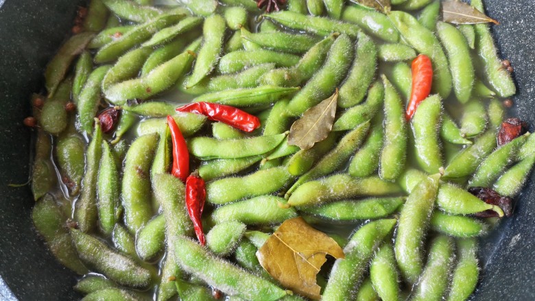香辣毛豆,关火后让毛豆再浸泡10分钟捞出即可。煮毛豆全程不要盖锅盖,不要盖锅盖,不要盖锅盖!