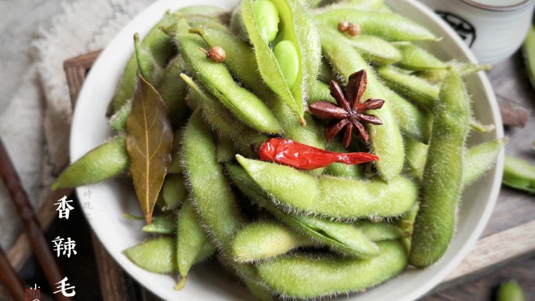 香辣毛豆,毛豆的清香加辣椒的味道,火辣辣的口感,营养美味,简单易做。