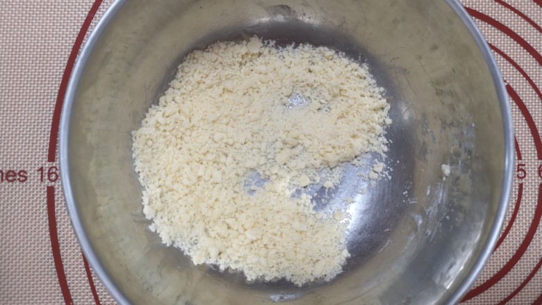 酸奶菠萝芝士土司,用手把原料揉搓均匀,成小粒粒的状态,冷藏备用