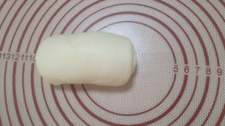 酸奶菠萝芝士土司,然后轻轻卷起,不要他太松,也不要太紧