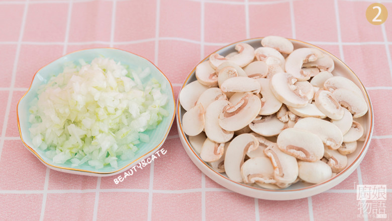 浓香的奶油与蘑菇相遇，奶香浓郁，口感细腻，没有人会不爱吧?,将<a style='color:red;display:inline-block;' href='/shicai/ 235'>口蘑</a>洗净后去蒂切成薄片，<a style='color:red;display:inline-block;' href='/shicai/ 29'>洋葱</a>切末备用