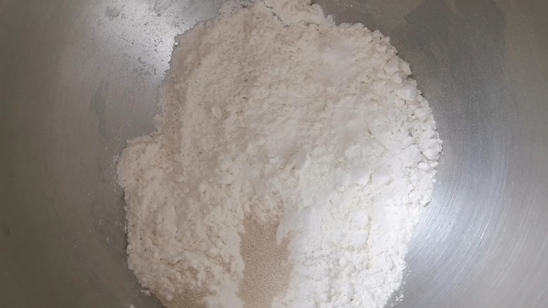 薯泥培根披萨,把面团部分原料,混合揉均匀