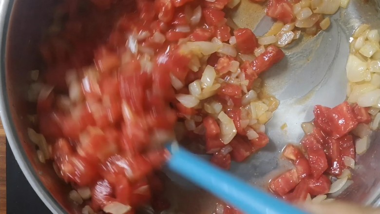 薯泥培根披萨,然后加入食盐进行翻炒