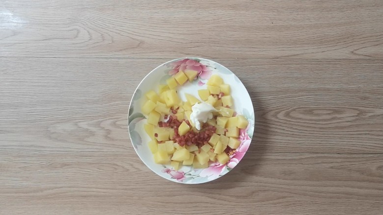 薯泥培根披萨,土豆切丁蒸烂,加入烤好的培根丁,加入一勺香甜沙拉酱,少许白醋