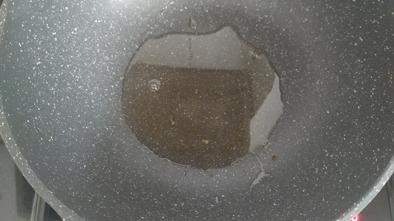 咸蛋黄糯米烧麦,不粘炒锅加热倒入适量食用油;