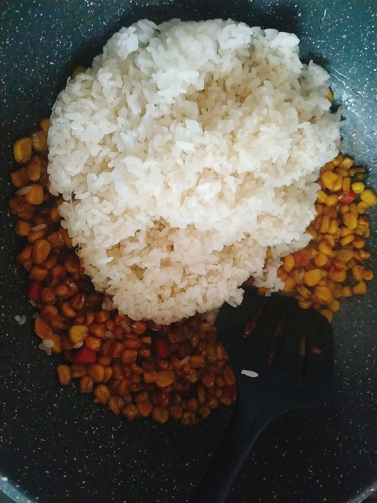 咸蛋黄糯米烧麦,加入蒸好的糯米;