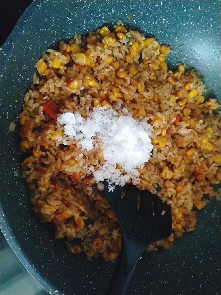 咸蛋黄糯米烧麦,翻炒均匀关火,加入适量<a style='color:red;display:inline-block;' href='/shicai/ 10588'>糖</a>提鲜,利用锅子余温翻炒均匀;