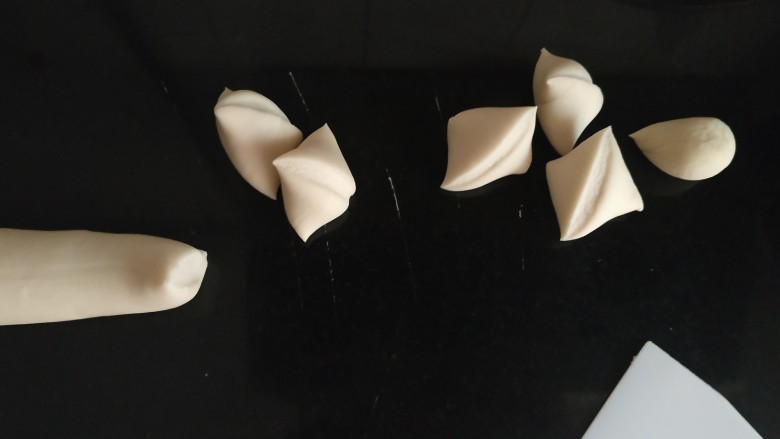 咸蛋黄糯米烧麦,用刮板分割成适当大小的剂子;