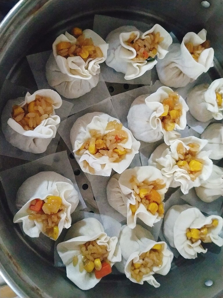 咸蛋黄糯米烧麦,用食指和大母手指头把烧麦圈起来,在边缘的两厘米左右圈紧,漏出来馅料即可;