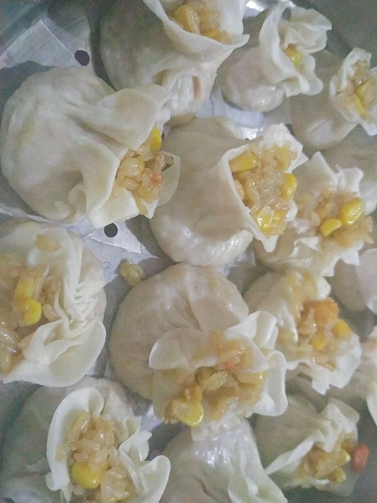 咸蛋黄糯米烧麦,蒸锅大火蒸烧麦,上汽8-10分钟,看你包的烧麦大小;