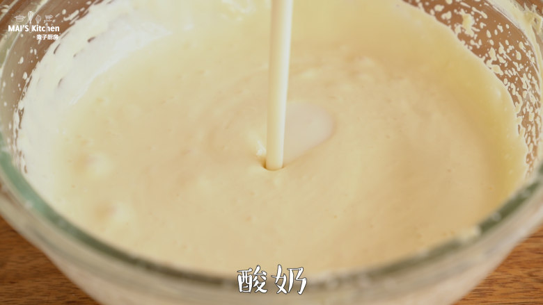 【奶酪坚果冰淇淋】勾引着吃货们的味蕾,分两次加入<a style='color:red;display:inline-block;' href='/shicai/ 885'>酸奶</a>,搅打均匀