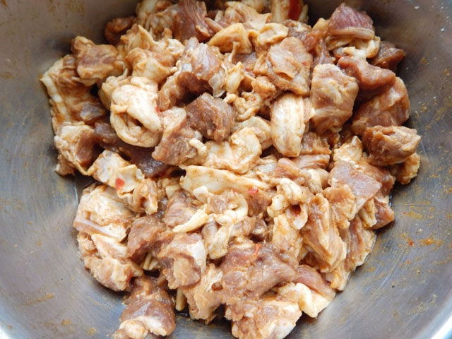 家常孜然羊肉串,抓匀放冰箱腌一晚上
