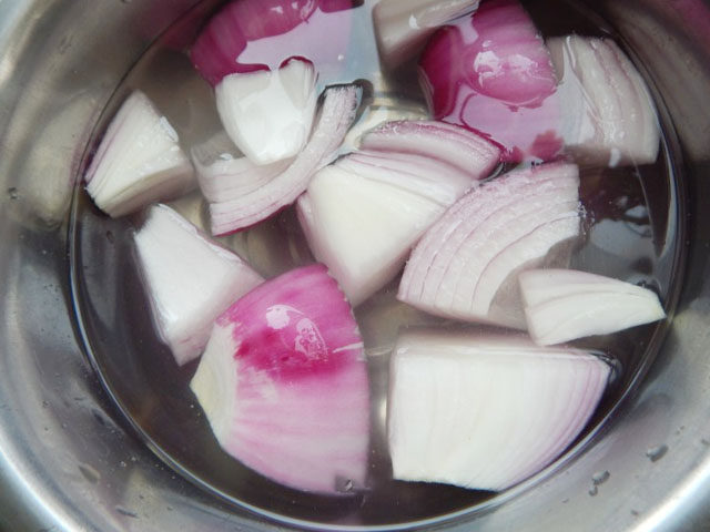 家常孜然羊肉串,<a style='color:red;display:inline-block;' href='/shicai/ 29'>洋葱</a>切好放水里泡上
