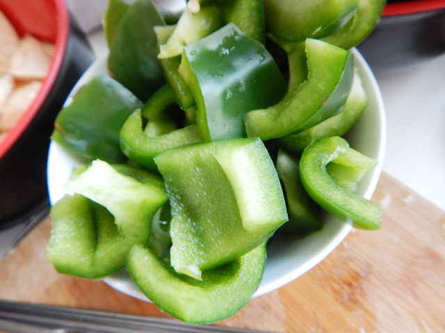 家常孜然羊肉串,<a style='color:red;display:inline-block;' href='/shicai/ 3554'>彩椒</a>同样切好备用