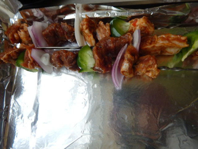 家常孜然羊肉串,上烤箱200度先烤10分钟
