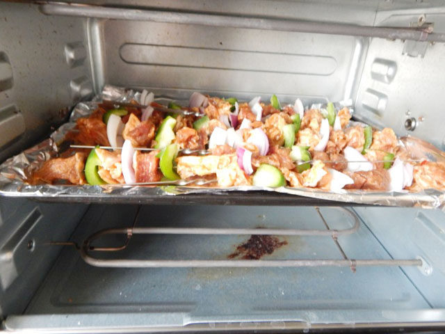 家常孜然羊肉串,刷上一层剩余的腌料，在烤10分钟