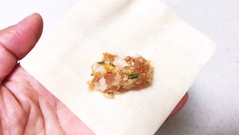 重庆红油抄手,取一个面皮皮,加入一小勺馅料