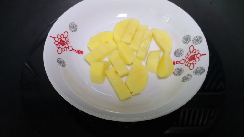 西兰花土豆泥,土豆放锅里隔水蒸熟蒸烂。