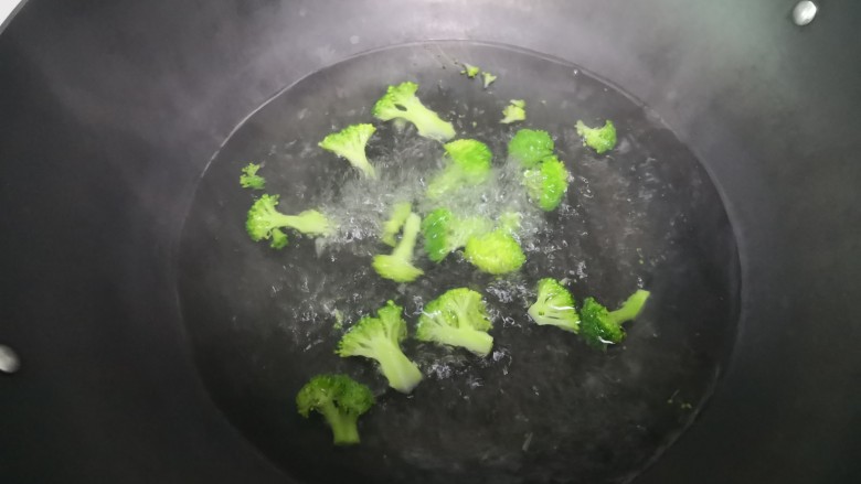 西兰花土豆泥,西兰花烫熟,尽量多煮一点时间,让西兰花软一点。