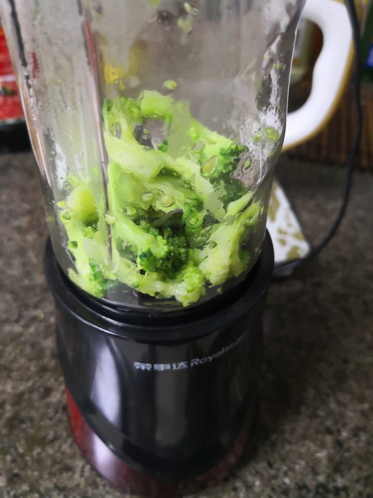 西兰花土豆泥,西兰花捞起沥干水分,放进料理机。