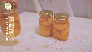 我的八月是黄桃味哒,你的呢?,放进冰箱冷藏一晚,黄桃罐头就做好啦,开吃吧~