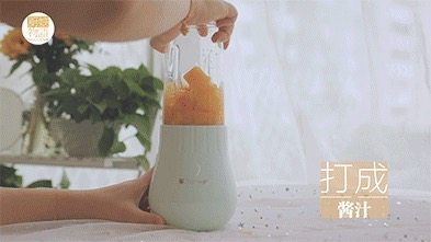 我的八月是黄桃味哒,你的呢?,黄桃<a style='color:red;display:inline-block;' href='/shicai/ 885'>酸奶</a>
拿出3片做好的罐头黄桃切成小块。放入榨汁杯,加20ml黄桃糖浆,打成果酱
