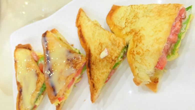 三明治,对角切好排列至碟中