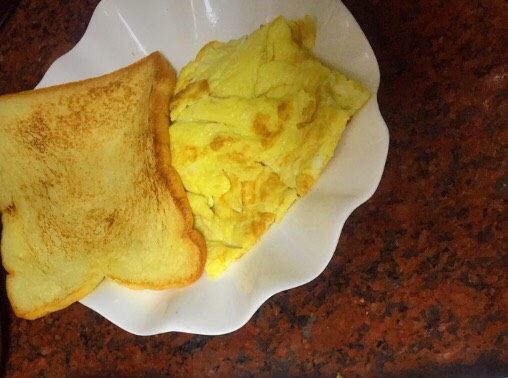 三明治,锅中倒入油加热；<a style='color:red;display:inline-block;' href='/shicai/ 9'>鸡蛋</a>打入碗中加少量盐搅拌均匀倒入锅中煎好备用