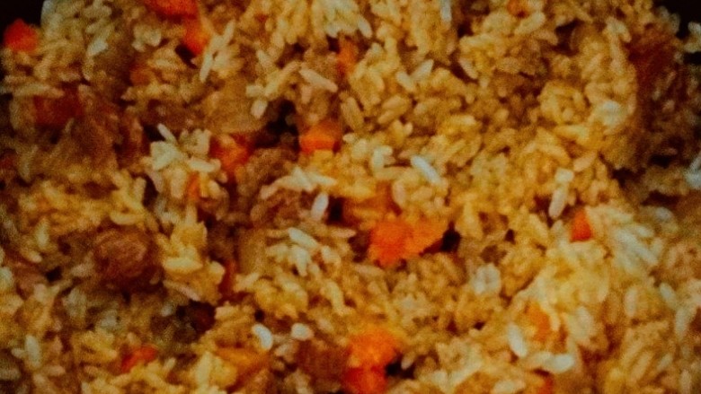 新疆特色手抓饭,将锅中米饭与菜肉,翻拌均匀